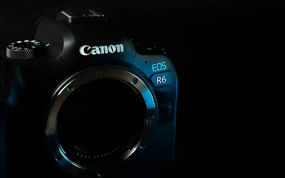 Close up of a pristine new mirrorless camera and lens on a display stand